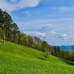 Glamping Avantura- A Natural Getaway By The Kolpa River شاليه *
