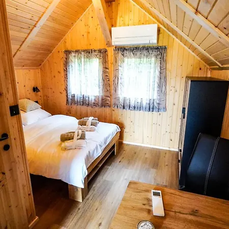 Glamping Avantura- A Natural Getaway By The Kolpa River Alpehytte