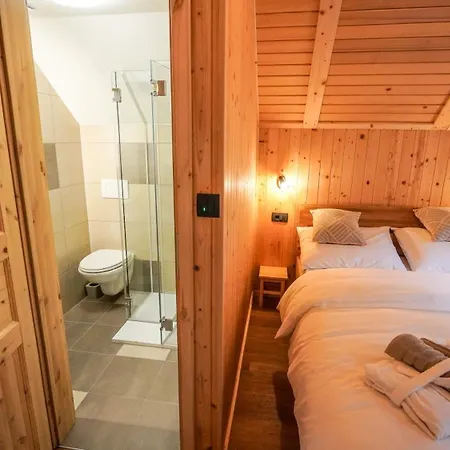 Glamping Avantura- A Natural Getaway By The Kolpa River בקתה *