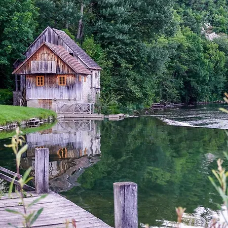 Glamping Avantura- A Natural Getaway By The Kolpa River شاليه *