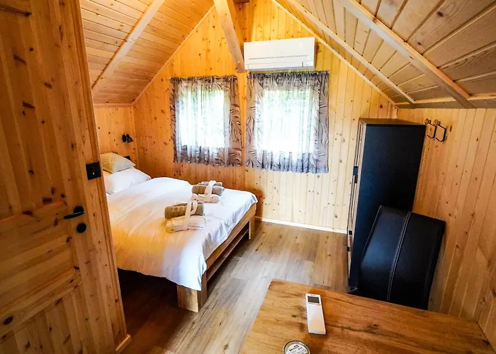 Glamping Avantura- A Natural Getaway By The Kolpa River شاليه