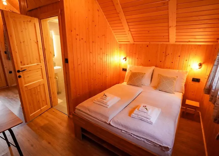 Glamping Avantura- A Natural Getaway By The Kolpa River شاليه Kostel