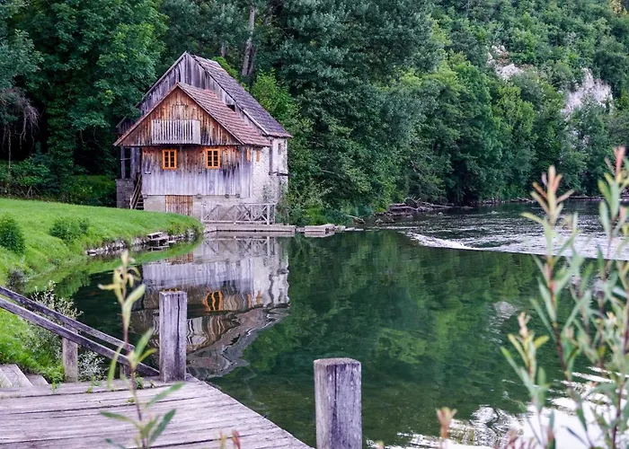 Glamping Avantura- A Natural Getaway By The Kolpa River Шале *